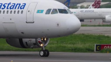 ALMATY, KAZAKHSTAN - 4 Mayıs 2019: Airbus A320 Almaty havaalanına indikten sonra frenleme. Uçak jet motorları geri.