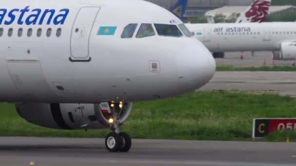 Almaty Kazakhstan Mayıs 2019 Airbus A320 Almaty Havaalanına Indikten Sonra — Stok video