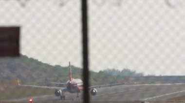 PHUKET, THAILAND - 10 Şubat 2023: uçak ivmesi ve kalkış. Airbus A320, HS-BBD AirAsia Phuket havaalanından kalkıyor. Yolcu uçağı kalkıyor. Turizm seyahati kavramı