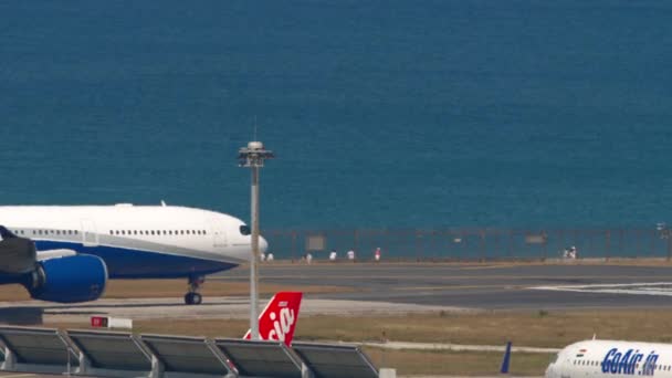 Phuket Tajlandia Luty 2023 Samolot Klasy Sunclass Kołowania Pasie Startowym — Wideo stockowe