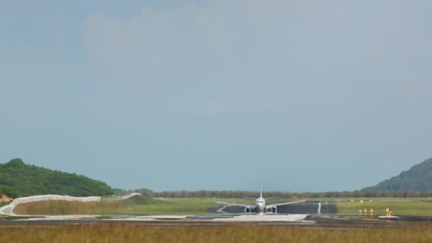 Schot Van Een Opstijgend Vliegtuig Gok Vertrek Haze Het Vliegveld — Stockvideo