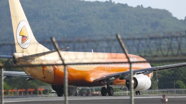 Phuket Thailand 2015 ボーイング737 プーケット空港の滑走路上のノックエアーのHs Dbg サイドビュー 空港フェンスの背後にあるアジアの旅客機 離陸前にスタートした飛行機 — ストック動画