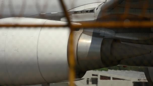 巨大的喷气式飞机引擎将视野拉近 向前移动 散发出热雾 机场客机的现代发动机 — 图库视频影像