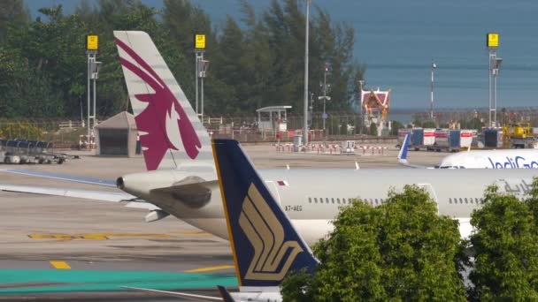 Phuket Thailand Şubat 2023 Airbus A320 Indigo Havaalanında Terminale Taksiyle — Stok video