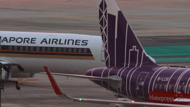 Phuket Thailand Fevereiro 2023 Trator Rebocando Boeing 737 Singapore Airlines — Vídeo de Stock