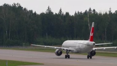 MOSCOW, Rusya Federasyonu - 29 Temmuz 2021: Sheremetyevo havaalanında taksicilik yapan Airbus A321 Nordwind Airlines 'ın görüntüleri. Havaalanında yolcu uçağı, yan görüş. Seyahat kavramı