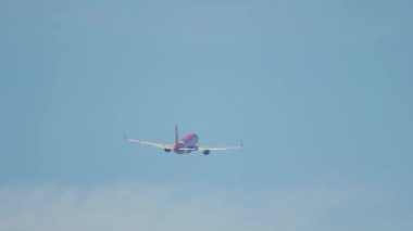 PHUKET, THAILAND - 26 Kasım 2016: Airbus A320, AirAsia 'nın HS-BBH' si Phuket Havaalanı 'nda havalanıyor ve tırmanıyor. Uçak bulutlu gökyüzünde uçar. Turizm ve seyahat kavramı