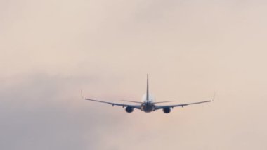 Jet yolcusu uçak kalkış, arka görüş. Arka plan gökyüzü ve uçak. Uçak kalkıyor, tırmanıyor.