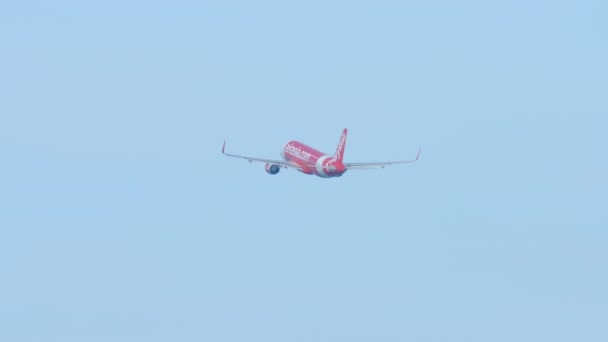 Phuket Thailand 2018年12月3日 Logn Shot Airbus A320 Airasia在普吉机场起飞 飞机起飞了离开的客运航班 — 图库视频影像