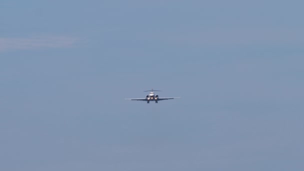着陸のために近づいている民間飛行機 最下の眺め ジェット機のオーバーヘッド — ストック動画