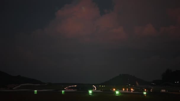 Aeropuerto Pista Aterrizaje Por Noche Tormenta Sobre Aeropuerto Tiempo Tormentoso — Vídeos de Stock