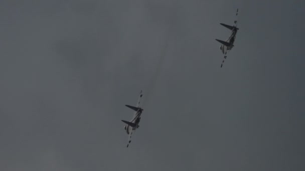 Gri Bulutlu Gökyüzünde Askeri Uçaklar Savaş Uçakları Yüksekten Uçuyor Bir — Stok video