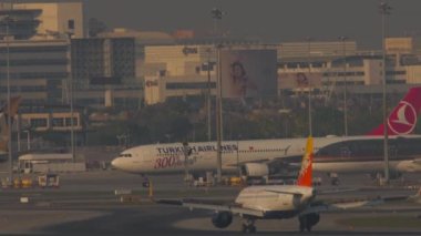 BANGKOK, THAILAND - Mart 01, 2023: Airbus A319, Royal Butan Airlines Druk Air 'den A5-JSW, Suvarnabhumi Havaalanı' na iniyor. Gün batımında havaalanı