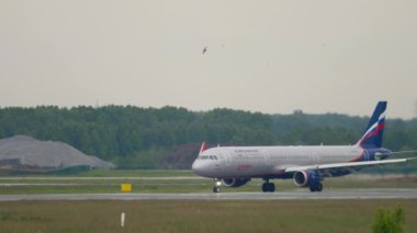 NOVOSIBIRSK, Rusya Federasyonu - 10 Haziran 2020: Tolmachevo havaalanı, Novosibirsk 'e giden Aeroflot uçağı. Uçak iniyor. Turizm ve havacılık kavramı