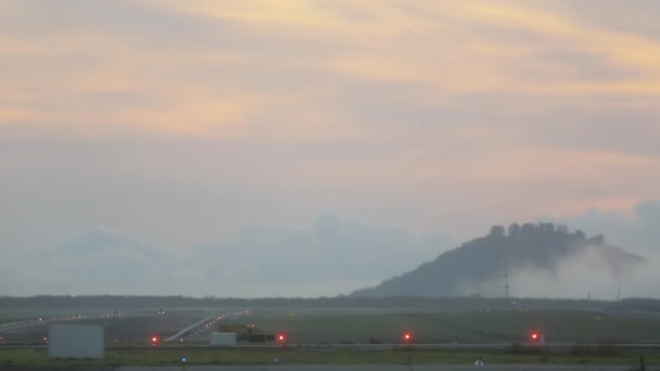 Nakliye Aracı Pistte Şafakta Alacakaranlıkta Havaalanı Panoramik Manzara Sabahın Köründe — Stok video