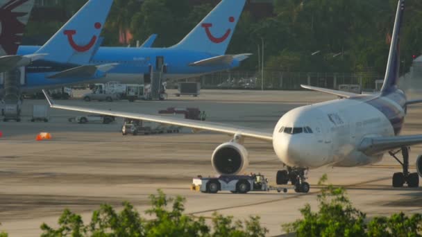 Phuket Thailand Novembro 2016 Avião Thai Aeródromo Aeroporto Phuket Reboque — Vídeo de Stock