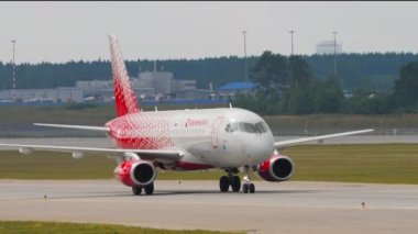 MOSCOW, Rusya Federasyonu - 29 Temmuz 2021: Sukhoi Superjet 100, Rossiya 'dan RA-89060 Sheremetyevo havaalanında taksicilik. Jet uçağı Rus Havayolları havaalanında.