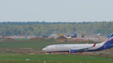 MOSCOW, Rusya Federasyonu - 13 Eylül 2020: Sheremetyevo havaalanında taksicilik yapan Aeroflot yolcu uçağı, yan görüş. Taksiyoldaki ticari uçak.