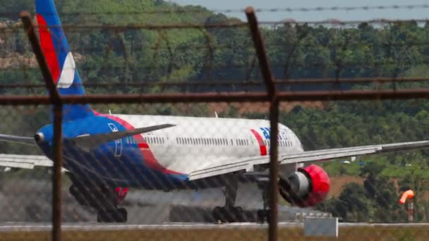 Phuket Thailand February 2023 Pesawat Komersial Boeing 757 73075 Keberangkatan — Stok Video