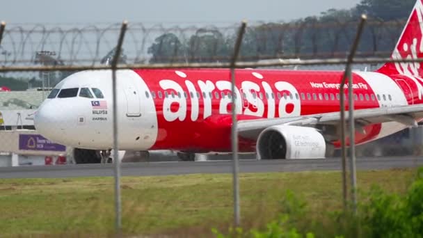 Phuket Thailand 2015 Lowcoster Airbus A320 Airasia Pojíždí Vzletové Dráze — Stock video