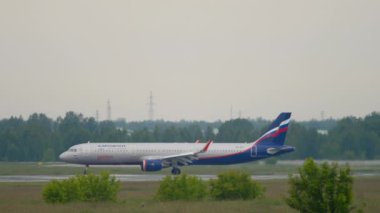 NOVOSIBIRSK, Rusya Federasyonu - 10 Haziran 2020: Tolmachevo havaalanı havaalanında taksicilik yapan Aeroflot uçağı, uzak plan. Taksideki uçaklar. Turizm ve seyahat kavramı