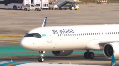 PHUKET, THAILAND - 26 Şubat 2023: Phuket havaalanında taksicilik yapan Air Astana uçağı, yan görüş. Önlük otobüsü, uçak kuyruğu, havaalanı