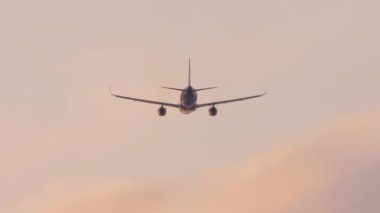 Jet yolcu uçakları dikiz aynasından uçuyor. Geçmişi. Uçak kalkıyor, tırmanıyor. Gün batımında sinematik çekim uçağı