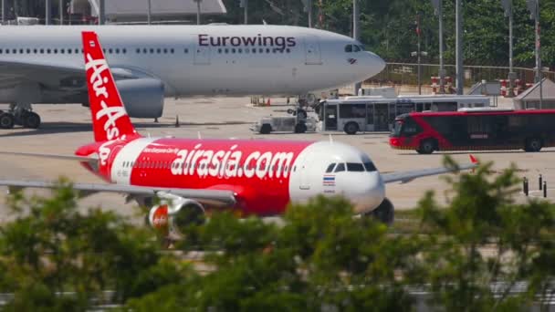 Phuket Thailand November 2016 Erschossenes Airasia Passagierflugzeug Beim Rollen Auf — Stockvideo