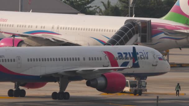 Phuket Tajlandia Luty 2023 Ciągnik Ciągnący Samolot Pasażerski Azur Air — Wideo stockowe