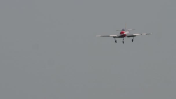 Retro Flugzeug Fliegt Auf Airshow Zweisitziges Sportflugzeug Das Für Die — Stockvideo