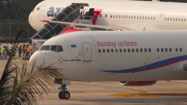 Phuket Thailand January 2023 Середній Постріл Boeing 767 Sunday Airlines — стокове відео