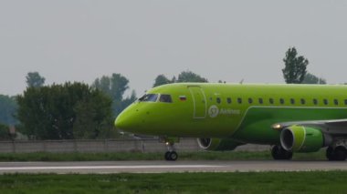 ALMATY, KAZAKHSTAN - 4 Mayıs 2019: Ticari uçak Embraer E170, S7 Airlines 'dan VQ-BYG Almaty havaalanında taksicilik yapıyor. Yolcu uçuşu pistte, yan görüş. Havaalanı, hava trafiği