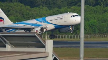 PHUKET, THAILAND - 3 Aralık 2018: Aircraft Airbus A320 Bangkok Havaalanı 'na indi. Uçak uçar. Yolcu uçağı geliyor.