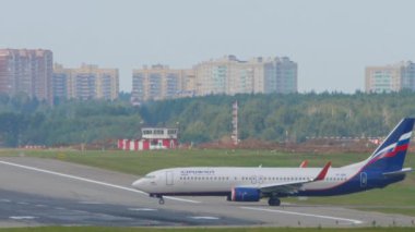 MOSCOW, Rusya Federasyonu - 13 Eylül 2020: Boeing 737, Aeroflot 'un VP-BNC' si Sheremetyevo havaalanında taksicilik yapıyor. Taksiyoldaki ticari uçak.