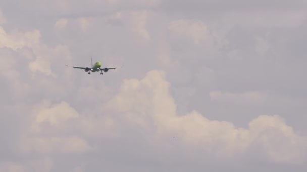 Zeitlupe Flugzeug Landeanflug Flugzeuge Fliegen Frontansicht Passagierflugzeug Sinkflug Panoramablick Auf — Stockvideo