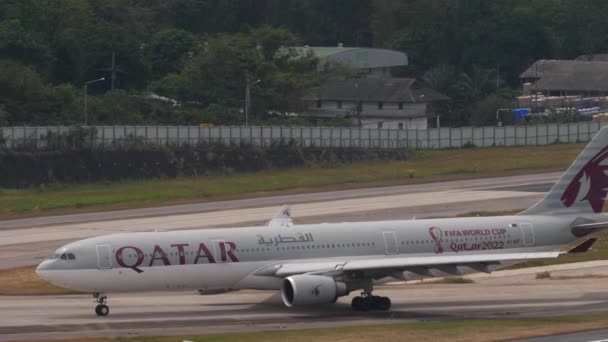 Phuket Thailand February 2023 プーケット空港でタクシーを運行するカタール航空のエアバスA330 サイドビュー 滑走路の旅客機について 観光と旅行のコンセプト — ストック動画