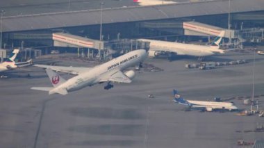 HONG KONG - 09 Kasım 2019: Japon Hava Yolları Boeing 777 Hong Kong havaalanından havalanıyor ve tırmanıyor. Yolcu uçağı kalkıyor