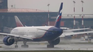 MOSCOW, Rusya Federasyonu - 30 Temmuz 2021: Havalimanı 'nın Boeing 777' si Sheremetyevo havaalanından kalkışa hazırlanıyor.