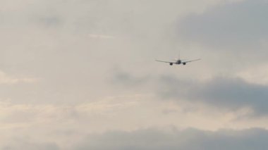 Tanımlanamayan bir üniforması olan Jet Airplane bulutlu bir havada havalandıktan sonra irtifa kazanıyor. Uçak uçuruyor, dikiz aynasından. Turizm ve seyahat kavramı