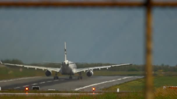 Zeitlupenaufnahmen Eines Startenden Flugzeugs Dunst Über Dem Flugplatz Blick Durch — Stockvideo