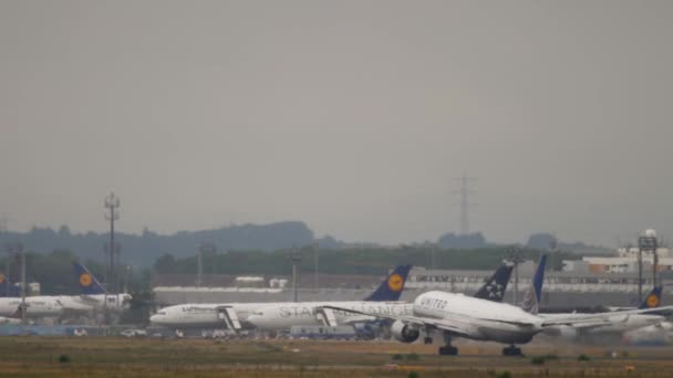 프랑크푸르트 2017 프랑크푸르트 측면보기에서 출발하는 유나이티드의 광범위한 비행기 777 — 비디오
