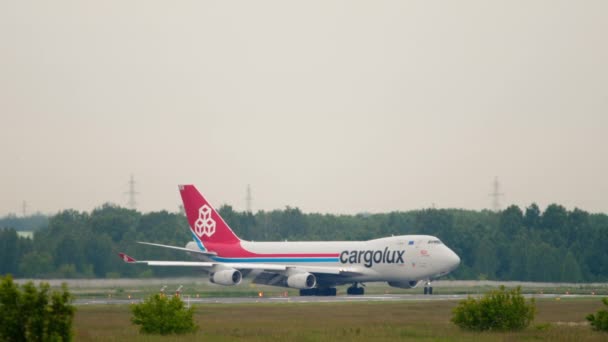 Novosibirsk Orosz Federáció 2020 Június Cargolux Boeing 747 Gurul Tolmachevói — Stock videók