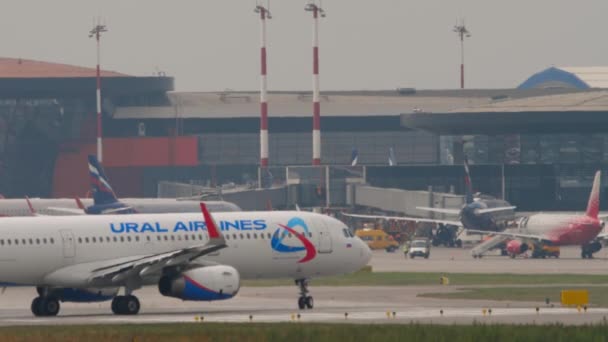 2021年7月30日 乌拉尔航空公司在Sheremetyevo机场滑行道上的客机 — 图库视频影像