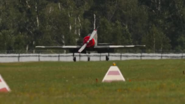 Προσγείωση Αθλητικού Σκάφους Ρετρό Αεροπλάνο Αεροπορική Επίδειξη Σοβιετικό Αεροπλάνο Yakovlev — Αρχείο Βίντεο