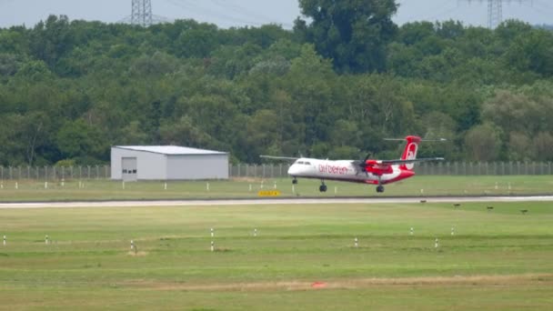 Dusseldorf Alemanha Julho 2017 Aeronave Turboélice Passageiros Berlim Pousa Frenagem — Vídeo de Stock