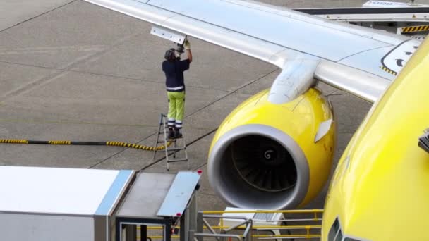 Düsseldorf Deutschland Juli 2017 Flugzeuge Zum Betanken Der Haltestelle Geparkt — Stockvideo