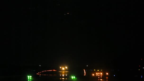 Самолёт Приземляется Ночью Впп Освещена Посадочными Огнями — стоковое видео