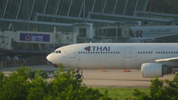 Phuket Thailand Νοεμβρίου 2016 Ρυμουλκό Και Αεροπλάνο Του Thai Στο — Αρχείο Βίντεο