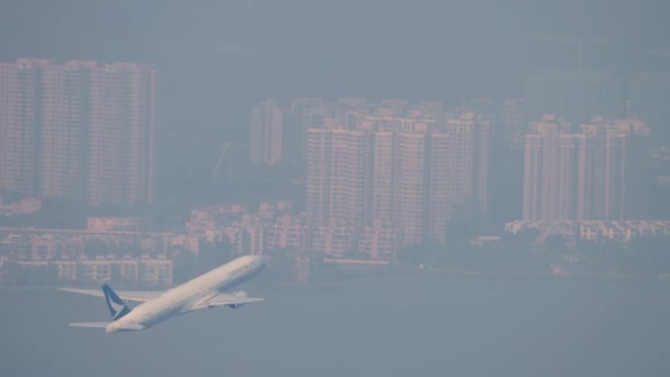 Гонконг Ноября 2019 Года Boeing 777 Компании Cathay Pacific Взлетает — стоковое видео