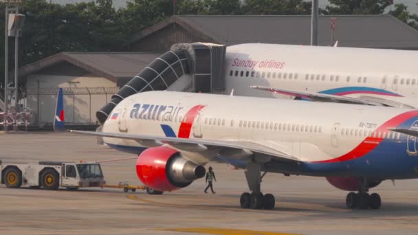 Phuket Thailand Fevereiro 2023 Reboque Azur Avião Boeing 757 73071 — Vídeo de Stock
